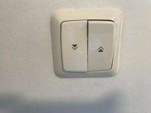einem weißen Lichtschalter an einer weißen Wand in der Unterkunft Villa Cologne - Apartments & Monteursquartiere in Meckenheim bei Köln in Meckenheim + 56 Fotos