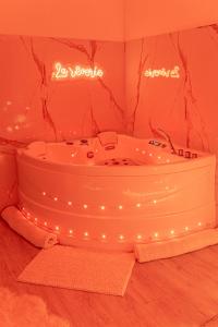 Billede fra billedgalleriet på La Rêverie : Sauna Privé Jacuzzi et Table Massage i Vierzon