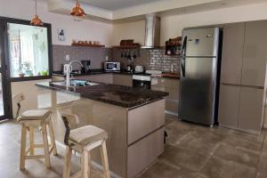 een keuken met een spoelbak en een koelkast bij Arrabal.Tupungato in Tupungato