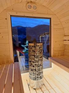 einer Holzhütte mit einem Fenster in der Unterkunft DOMKI NA WCZASOWEJ in Szczyrk