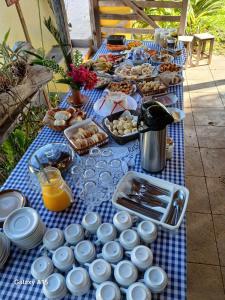 een blauw geruite tafel met eten en drinken erop. bij Pousada Portal do Peruaçu in Januária
