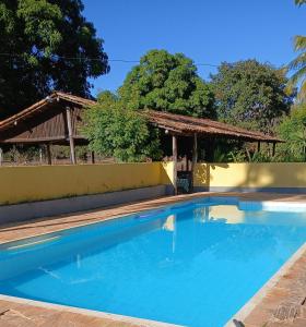 een zwembad met een prieel en blauw water bij Pousada Portal do Peruaçu in Januária