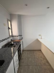 una cucina con fornelli e piano di lavoro di Catedral Plaza Malvinas a La Plata