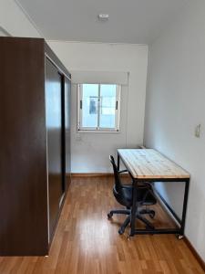 una stanza vuota con tavolo in legno e sedia di Catedral Plaza Malvinas a La Plata