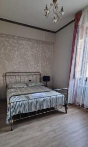 een slaapkamer met een bed en een kroonluchter bij Il Campanile di Arezzo in Arezzo