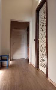 een lege hal met een deur en een blauwe stoel bij Il Campanile di Arezzo in Arezzo