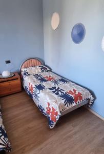 een bed in een kamer met een sprei erop bij Il Campanile di Arezzo in Arezzo