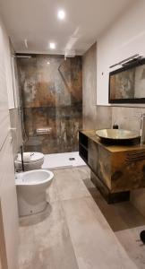 een badkamer met toilet en wastafel bij Il Campanile di Arezzo in Arezzo