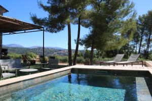 Swimmingpoolen hos eller tæt på Charmante maison de vacances Sud France
