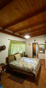 een slaapkamer met een groot bed in een kamer bij La Arboleda - Casa de Campo in Marcos Paz +6 foto's