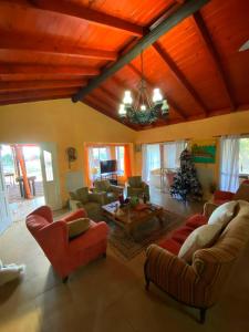 een woonkamer met banken en een kerstboom bij La Arboleda - Casa de Campo in Marcos Paz
