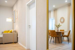 een spiegel in een woonkamer met een tafel bij 1 BR Bungalow in Rüdesheim am Rhein +10 foto's