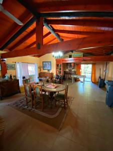 een grote woonkamer met een tafel en stoelen bij La Arboleda - Casa de Campo in Marcos Paz