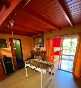 een kamer met een tafel in het midden van een kamer bij La Arboleda - Casa de Campo in Marcos Paz