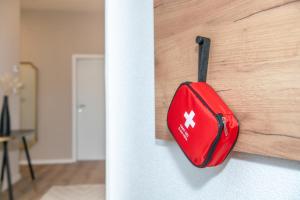 een rood object hangt aan een muur bij 1 BR Bungalow in Rüdesheim am Rhein