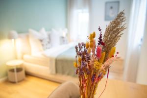 een vaas met bloemen op een tafel in een woonkamer bij 1 BR Bungalow in Rüdesheim am Rhein