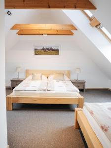 una camera con due letti in mansarda di Apartmány Modrava a Modrava