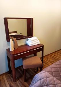 a desk with a mirror and a chair in a room at Apartament WENGE w centrum Ustronia in Ustroń