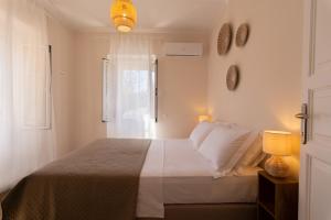 シダリにあるMisemeliのベッドと窓のある白い寝室