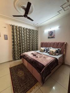 En eller flere senge i et værelse på ComfortStay 1BHK + 14 billeder