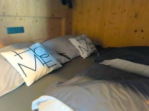 een kamer met drie kussens op de vloer bij Tiny House 1 im schönen Allgäu mit großem Garten, Naturnah in Bad Wurzach