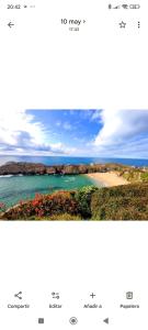 zwei Fotografien eines Strandes und eines Blicks auf das Meer in der Unterkunft Casona de Gómez y Terán in Renedo