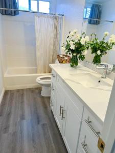 een badkamer met een wastafel, een toilet en een bad bij Big bedroom shared bathroom in Fontana