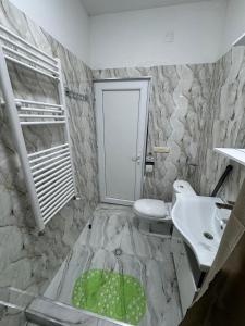 une salle de bains avec toilettes et lavabo dans l'établissement NAPO HOTEL სასტუმრო ნაპო, à Zugdidi