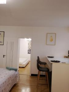 een slaapkamer met een bureau en een stoel naast een bed bij 18 Piata Sfatului in Braşov