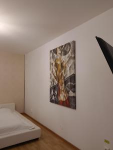 een kamer met een bed en een schilderij aan de muur bij 18 Piata Sfatului in Braşov