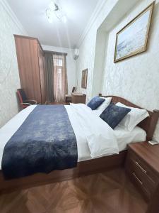 una camera da letto con un letto grande e una scrivania di Republic Square 2 bedroom 2 bathroom a Yerevan