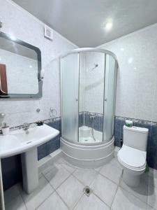 een badkamer met een douche, een toilet en een wastafel bij Republic Square 2 bedroom 2 bathroom in Jerevan
