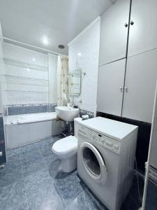 een witte badkamer met een wasmachine bij Republic Square 2 bedroom 2 bathroom in Jerevan