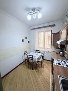 een keuken met een tafel en stoelen in een kamer bij Republic Square 2 bedroom 2 bathroom in Jerevan +10 foto's