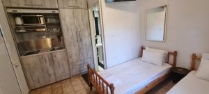 Piccola camera con letto e cucina. di Seaside studio with swimming pool & parking #3 a Kassandra (Kassandria)