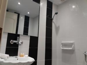 un bagno con lavandino e doccia di Seaside studio with swimming pool & parking #3 a Kassandra (Kassandria) Altre 20 foto