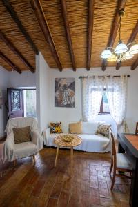 ein Wohnzimmer mit Sofa und Tisch in der Unterkunft Cantinho Alentejano-Rua das Hortas, Corte Pao e Agua in Mértola