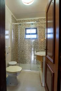 ein Badezimmer mit Toilette, Waschbecken und Dusche in der Unterkunft Cantinho Alentejano-Rua das Hortas, Corte Pao e Agua in Mértola + 27 Fotos