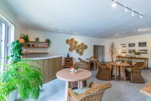 ein Raum mit zwei Tischen und Stühlen und einer Theke in der Unterkunft Dune Beach House in Wilderness + 72 Fotos