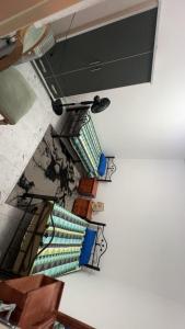 een bovenaanzicht van een kamer met stoelen en een plafond bij Handala Guest House in Bethlehem