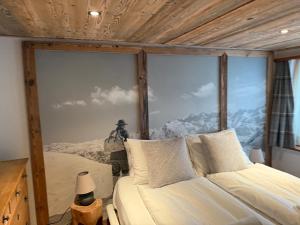 Giường trong phòng chung tại Swiss chalet near Flims