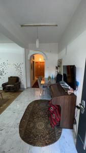 een woonkamer met een bank en een tafel bij Handala Guest House in Bethlehem