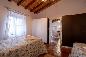 Schlafzimmer mit einem Bett, einem Fenster und einem Tisch in der Unterkunft Cantinho Alentejano-Rua das Hortas, Corte Pao e Agua in Mértola