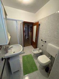 une salle de bains avec lavabo, toilettes et douche dans l'établissement Casa Bruna 2 a 25 minuti da Bormio e 15 min da Tirano, à Vervio
