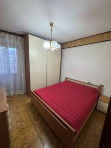 une chambre avec un lit avec un matelas rouge dans l'établissement Casa Bruna 2 a 25 minuti da Bormio e 15 min da Tirano, à Vervio
