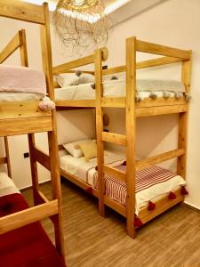 een kamer met 2 stapelbedden bij TRAVEL SURF NATURE in Tamraght Ouzdar