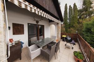 En balkon eller terrasse på Égig Érő Fa Vendégház + 66 billeder