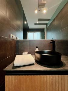 een badkamer met een zwarte wastafel op een aanrecht bij Suiite de lujo en Sol M in Madrid