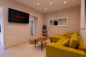 シダリにあるMisemeliの黄色いソファとテーブルのあるリビングルーム