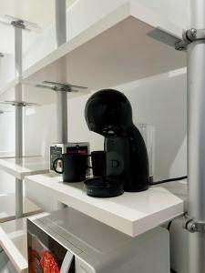 een koffiezetapparaat op een plank in een keuken bij Suiite de lujo en Sol M in Madrid